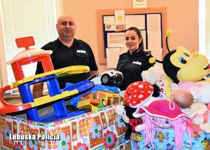 Policyjny radiowóz pełen zabawek zaparkował pod przedszkolem – radości dzieci nie było końca