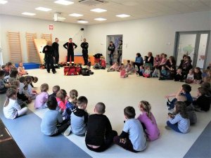 Pogadanka z przedszkolakami podczas ćwiczeń ewakuacyjnych Straży Pożarnej.