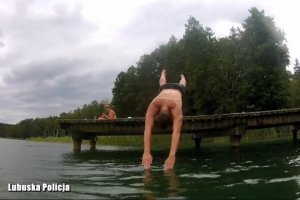 Mężczyzna skaczący do wody