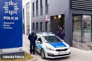 Policjanci z Komisariatu Policji w Iłowej, którzy uratowali mężczyznę.