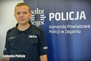 Policjant na tle lago komendy w Żaganiu