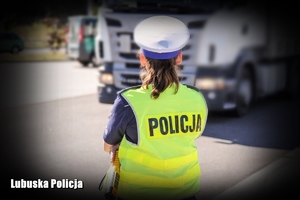 policjantka ruchu drogowego i samochód ciężarowy