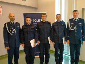 Policjanci podczas ślubowania w obecności Komendantów.